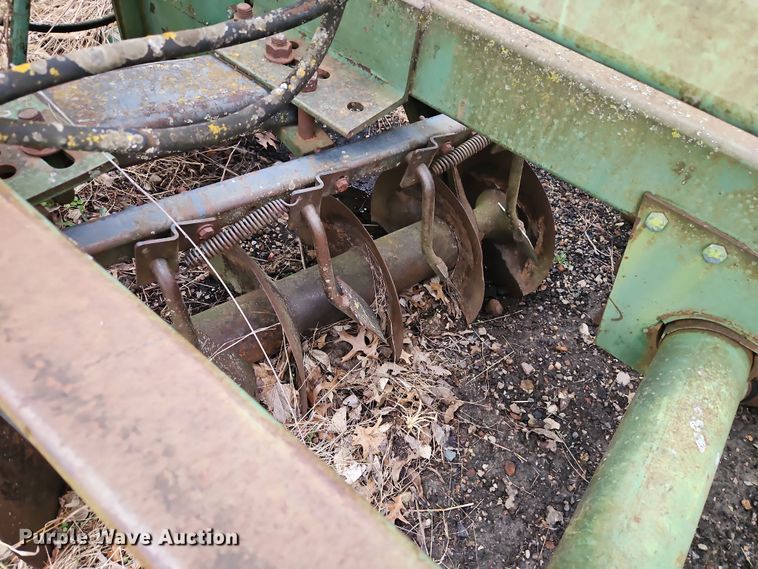 image for item DT7704 John Deere 335 tandem disk