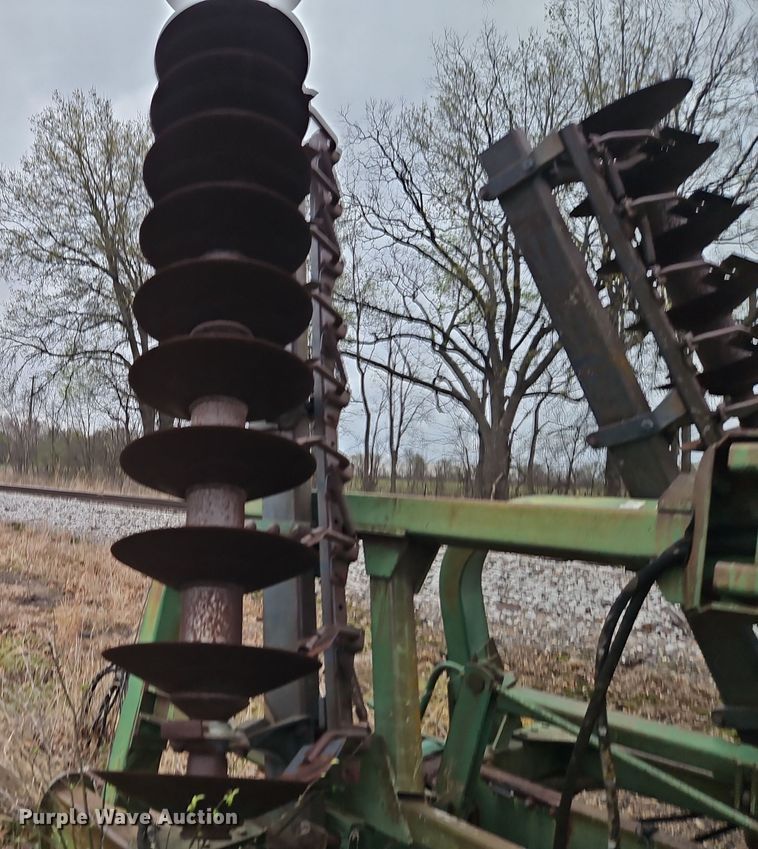 image for item DT7704 John Deere 335 tandem disk