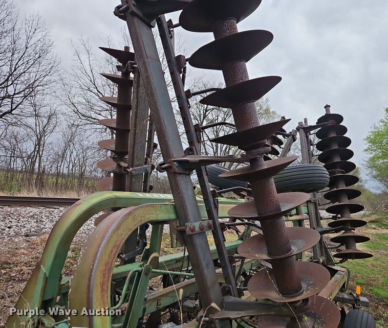 image for item DT7704 John Deere 335 tandem disk