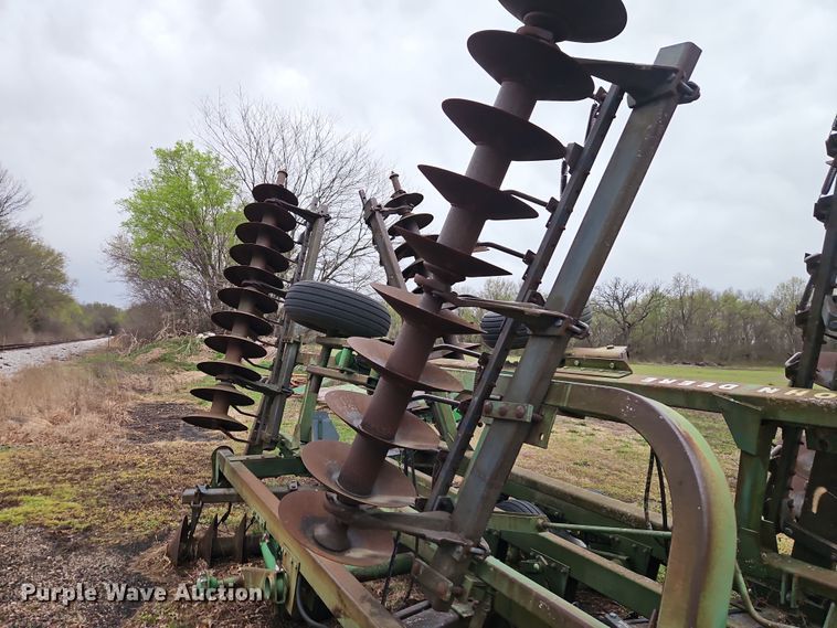 image for item DT7704 John Deere 335 tandem disk