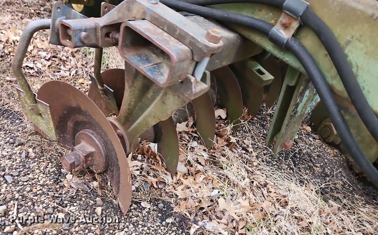 image for item DT7704 John Deere 335 tandem disk
