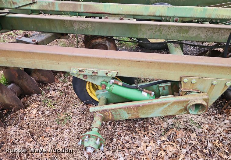 image for item DT7704 John Deere 335 tandem disk