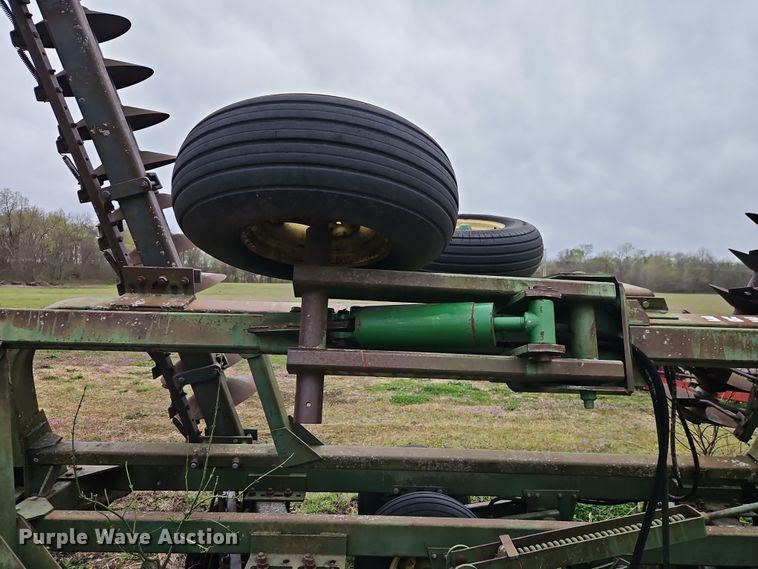 image for item DT7704 John Deere 335 tandem disk