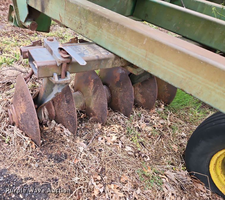 image for item DT7704 John Deere 335 tandem disk