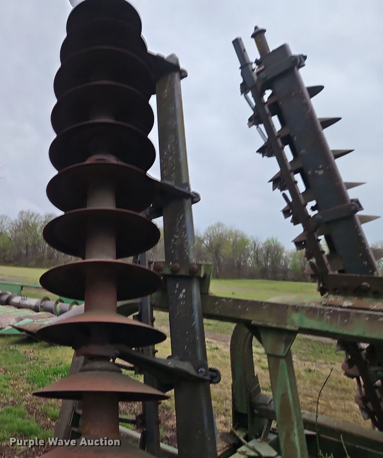 image for item DT7704 John Deere 335 tandem disk
