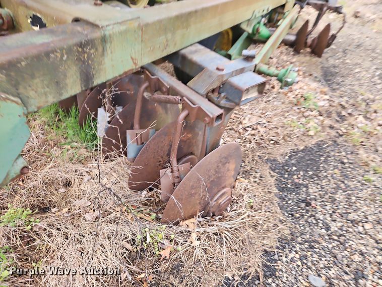 image for item DT7704 John Deere 335 tandem disk