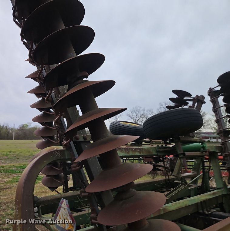 image for item DT7704 John Deere 335 tandem disk