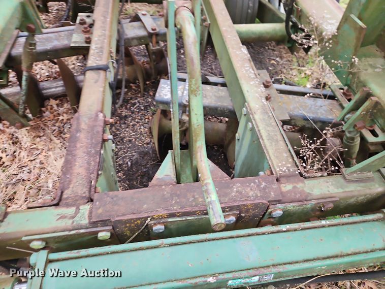 image for item DT7704 John Deere 335 tandem disk