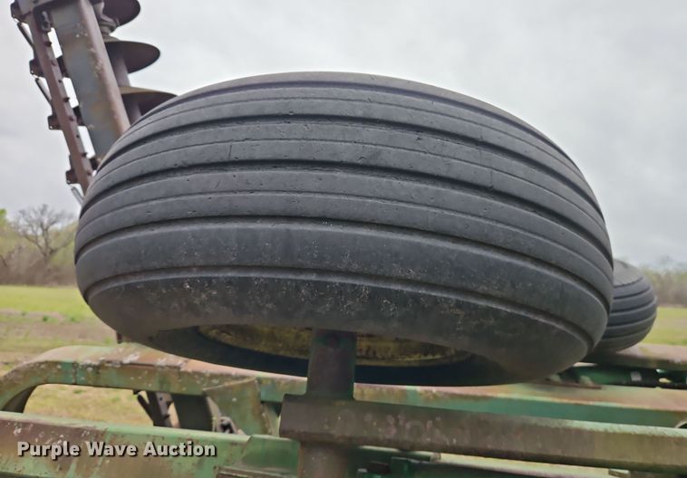 image for item DT7704 John Deere 335 tandem disk