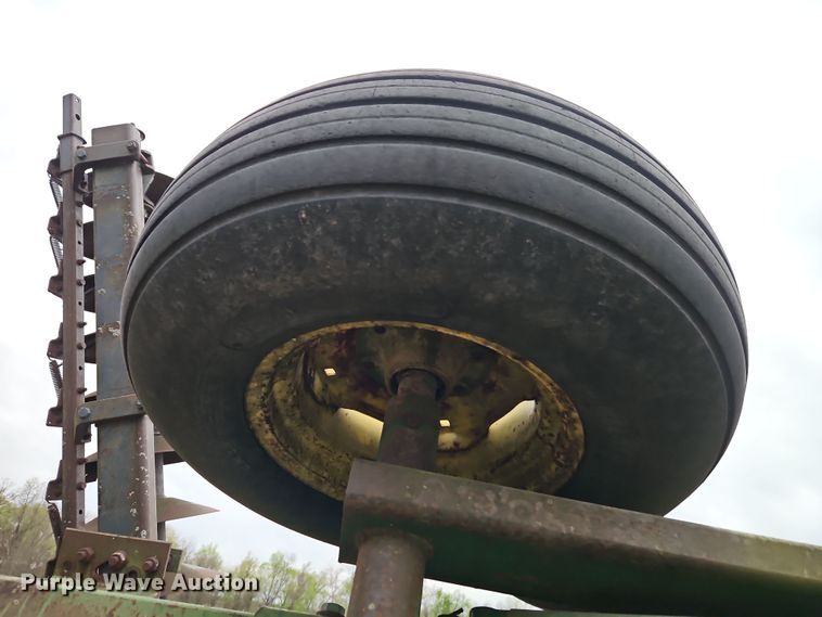 image for item DT7704 John Deere 335 tandem disk
