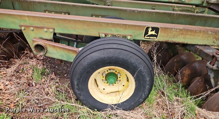 image for item DT7704 John Deere 335 tandem disk