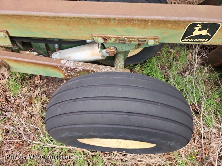 image for item DT7704 John Deere 335 tandem disk