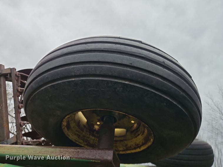 image for item DT7704 John Deere 335 tandem disk