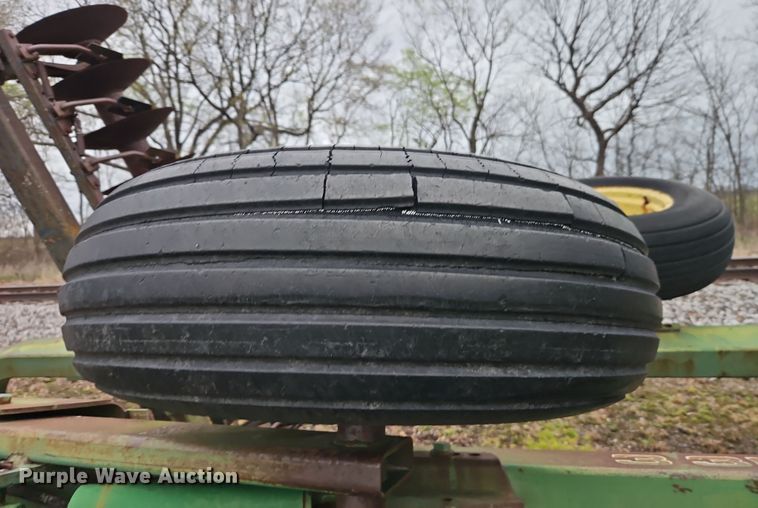 image for item DT7704 John Deere 335 tandem disk