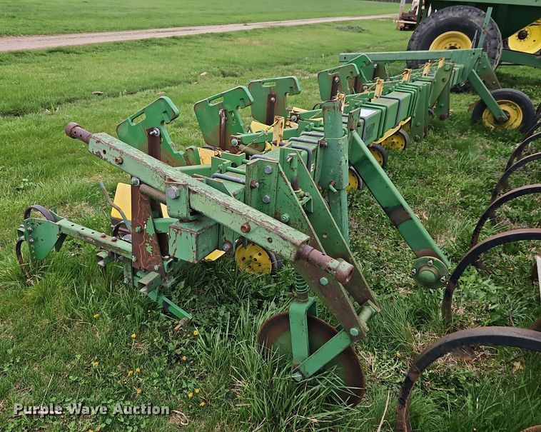 image for item DT7710 John Deere 825 row crop cultivator