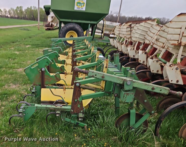 image for item DT7710 John Deere 825 row crop cultivator