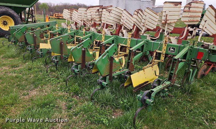 image for item DT7710 John Deere 825 row crop cultivator
