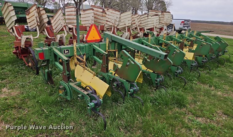 image for item DT7710 John Deere 825 row crop cultivator