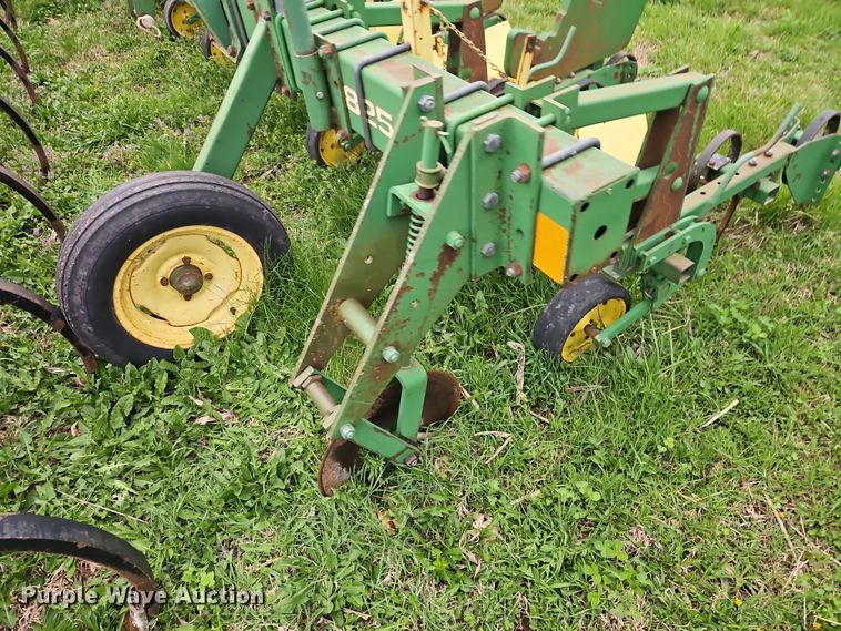 image for item DT7710 John Deere 825 row crop cultivator