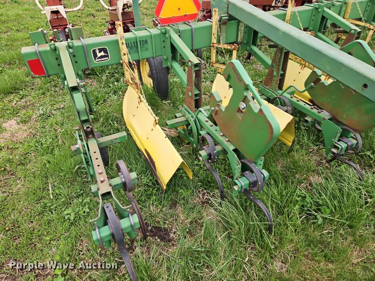 image for item DT7710 John Deere 825 row crop cultivator