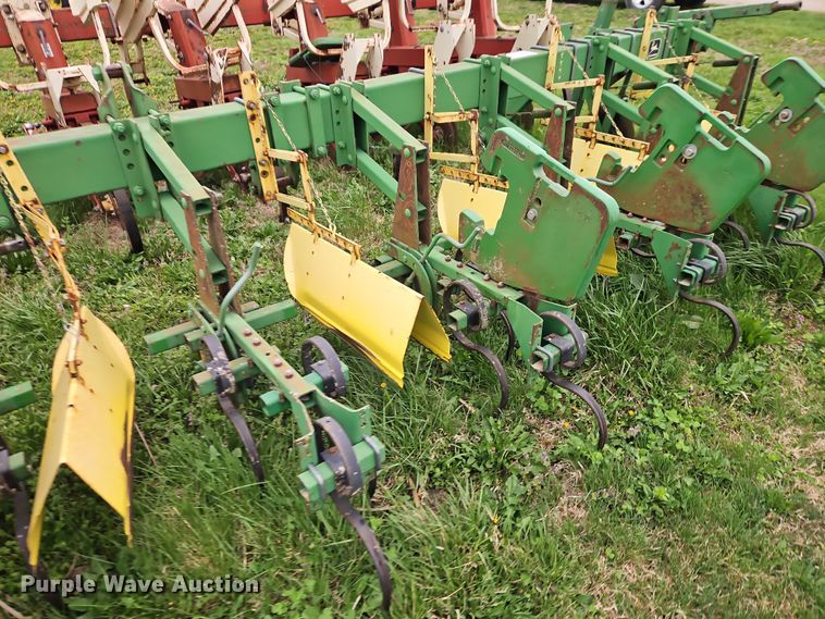 image for item DT7710 John Deere 825 row crop cultivator