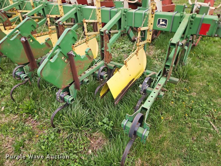 image for item DT7710 John Deere 825 row crop cultivator