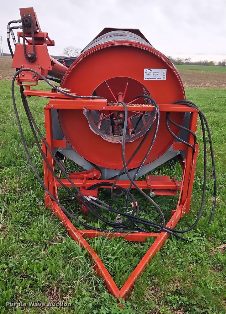 image for item DT7716 Farm King Y480 grain cleaner