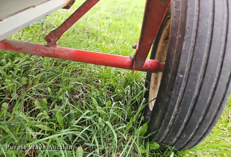 image for item DT7716 Farm King Y480 grain cleaner