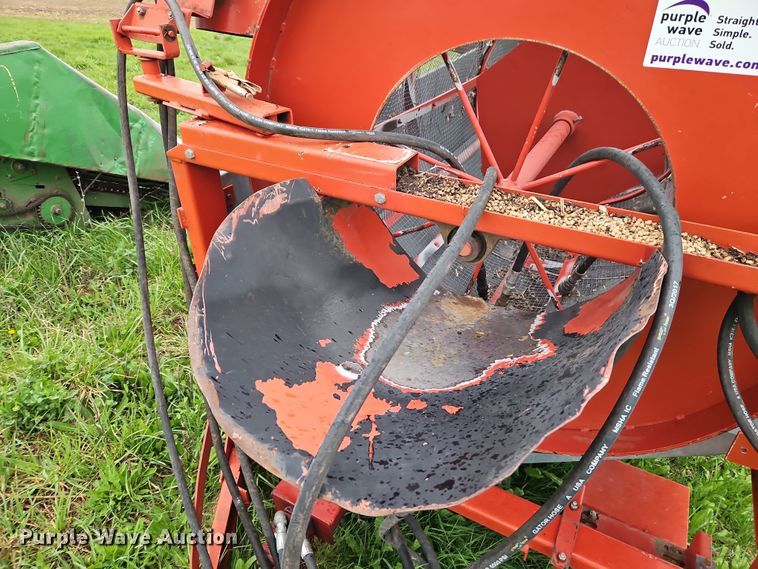 image for item DT7716 Farm King Y480 grain cleaner