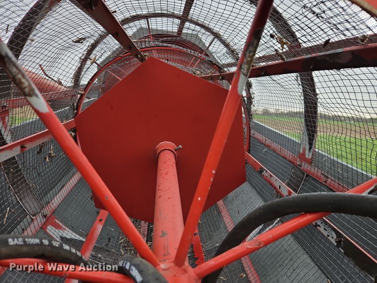 image for item DT7716 Farm King Y480 grain cleaner