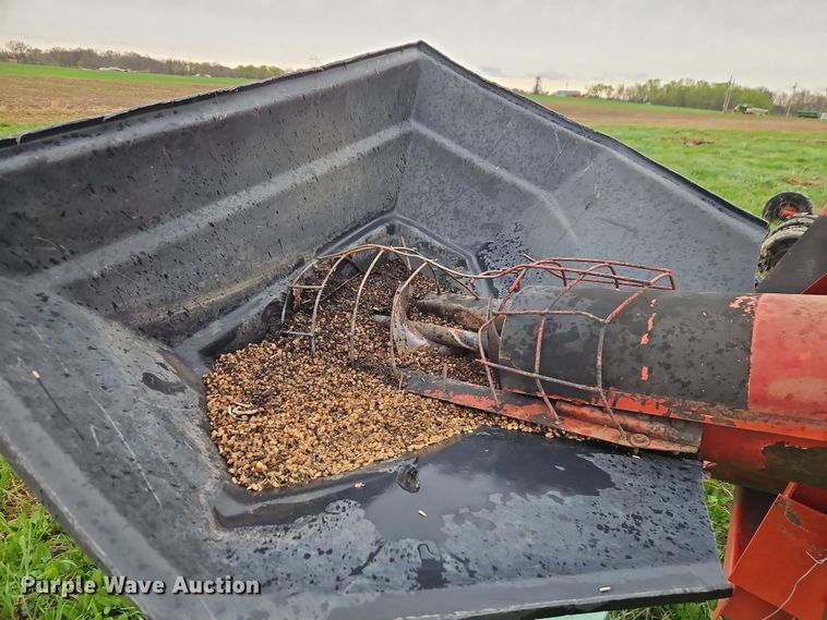 image for item DT7716 Farm King Y480 grain cleaner