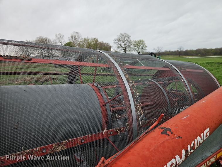 image for item DT7716 Farm King Y480 grain cleaner