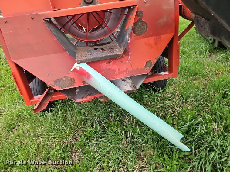 image for item DT7716 Farm King Y480 grain cleaner