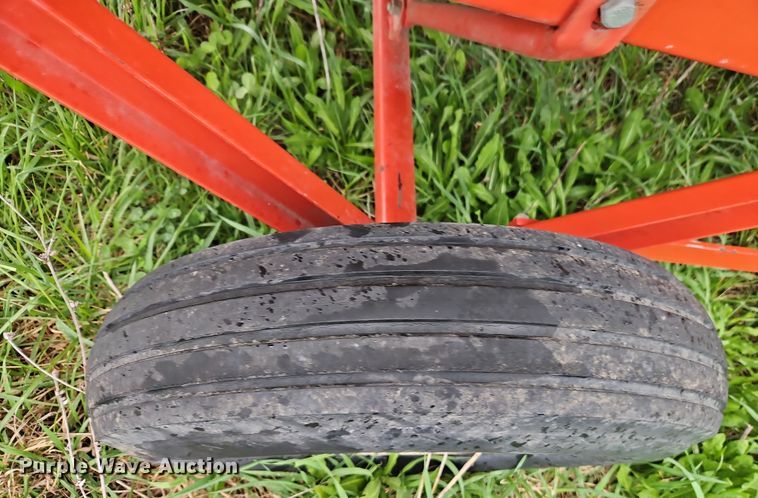 image for item DT7716 Farm King Y480 grain cleaner