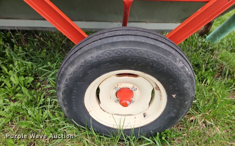 image for item DT7716 Farm King Y480 grain cleaner