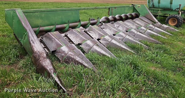 image for item DT7717 John Deere 843 corn head