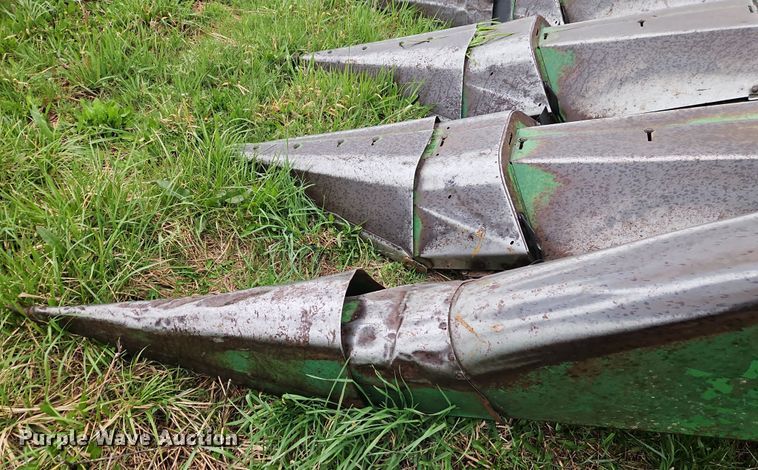 image for item DT7717 John Deere 843 corn head