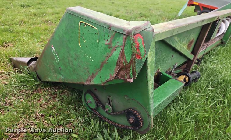 image for item DT7717 John Deere 843 corn head