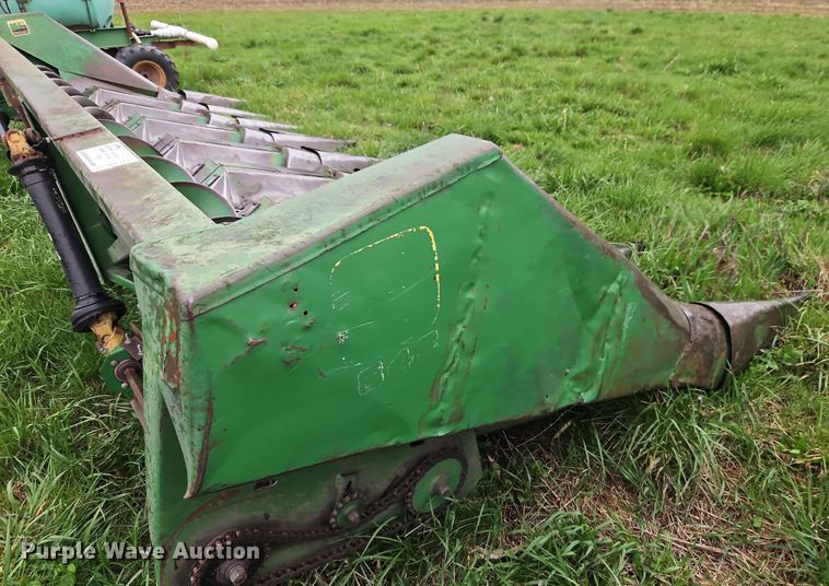 image for item DT7717 John Deere 843 corn head
