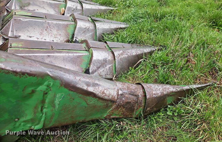 image for item DT7717 John Deere 843 corn head