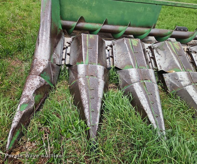 image for item DT7717 John Deere 843 corn head