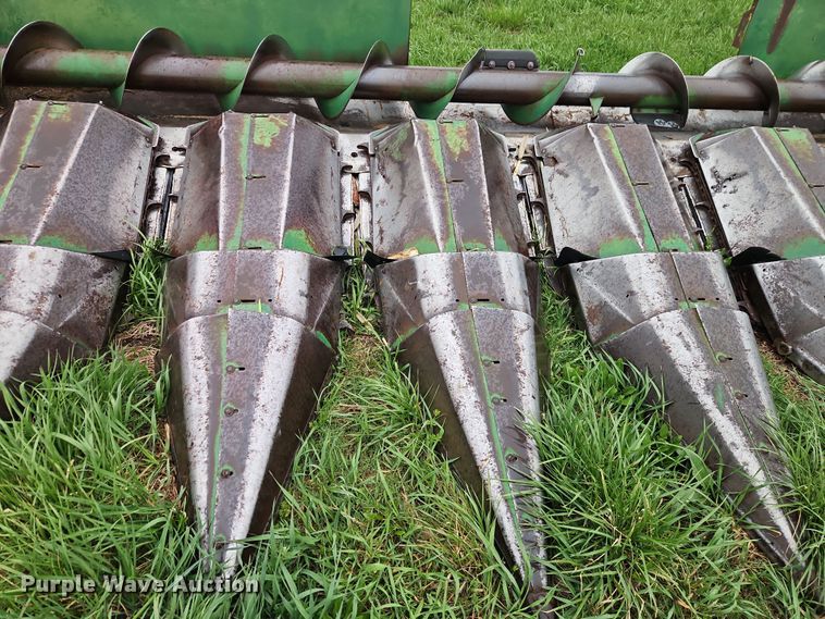 image for item DT7717 John Deere 843 corn head