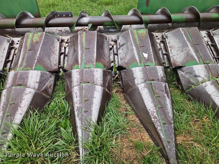 image for item DT7717 John Deere 843 corn head