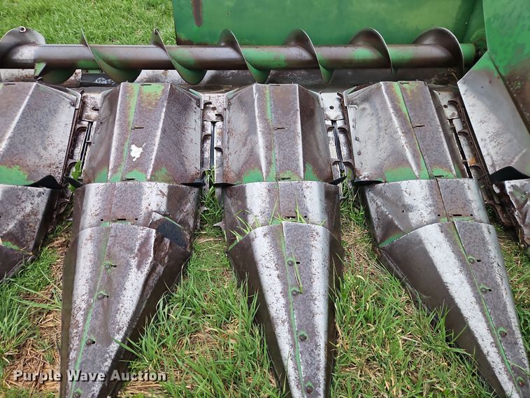 image for item DT7717 John Deere 843 corn head