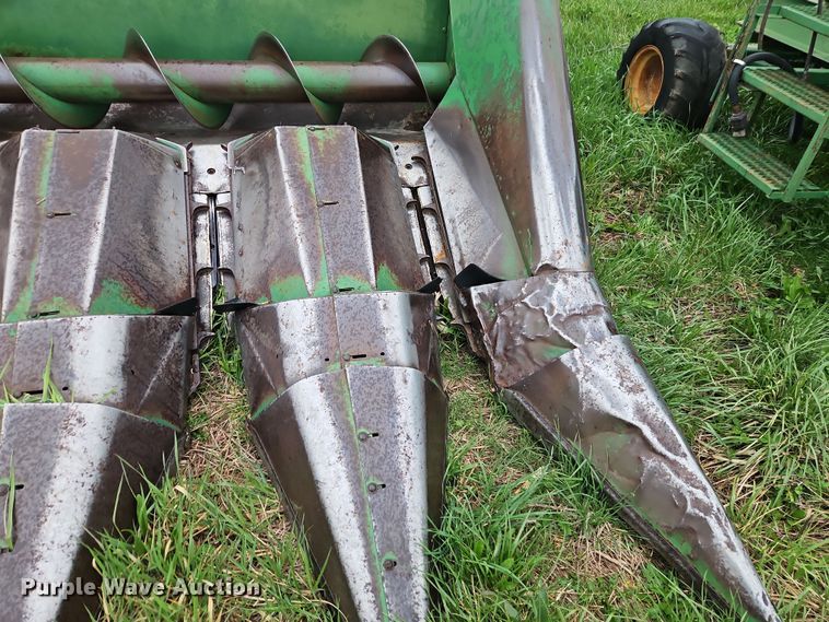image for item DT7717 John Deere 843 corn head