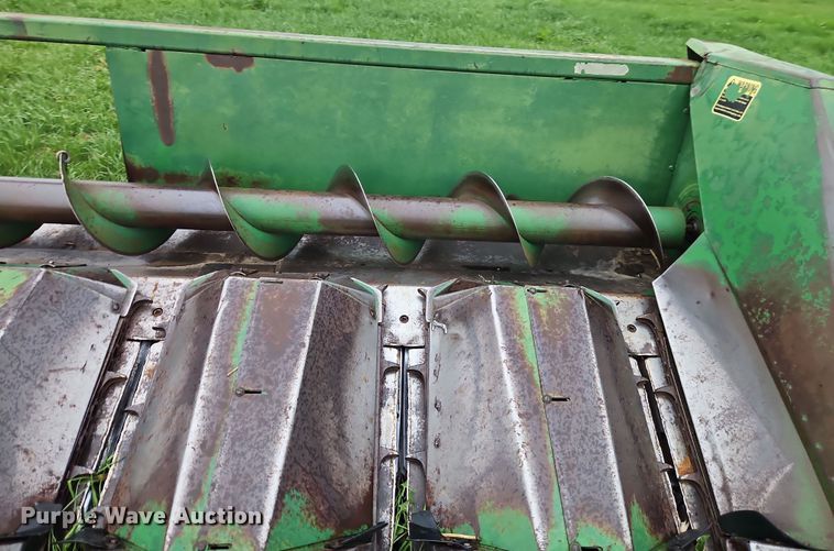 image for item DT7717 John Deere 843 corn head