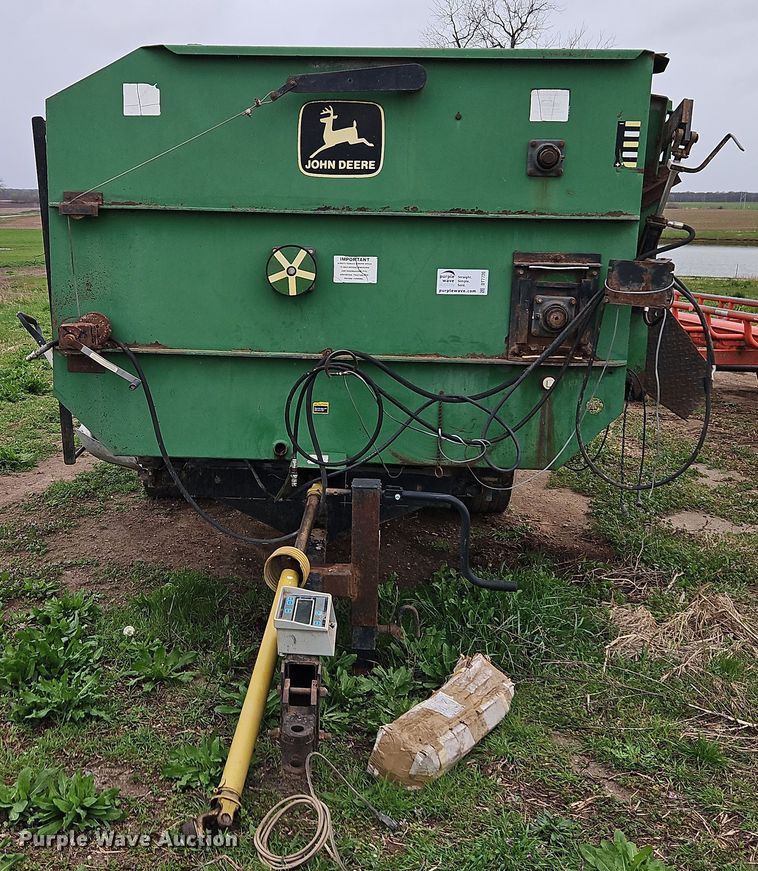 image for item DT7720 John Deere 135 feed mixer