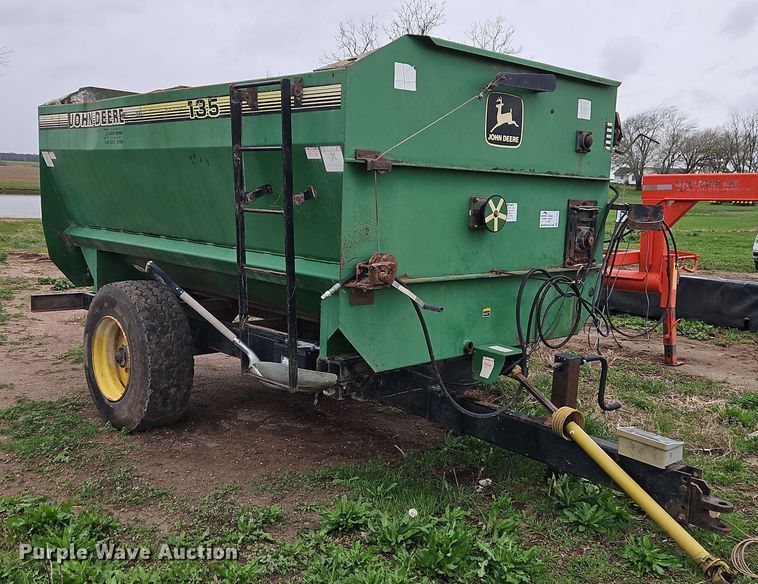 image for item DT7720 John Deere 135 feed mixer