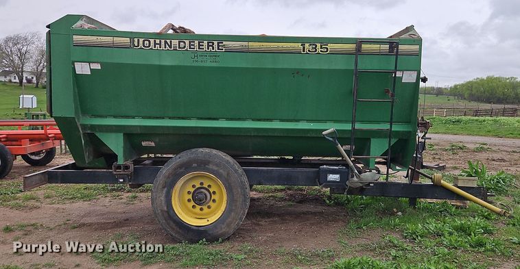 image for item DT7720 John Deere 135 feed mixer