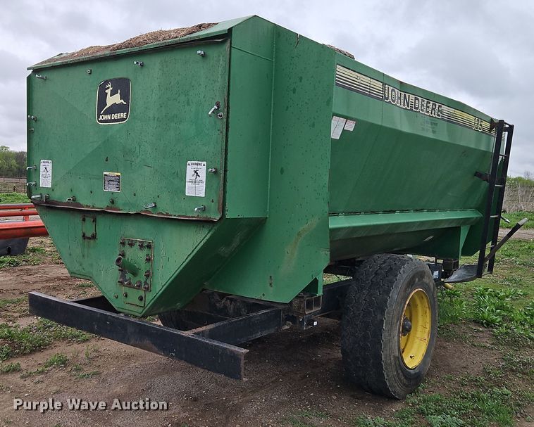 image for item DT7720 John Deere 135 feed mixer
